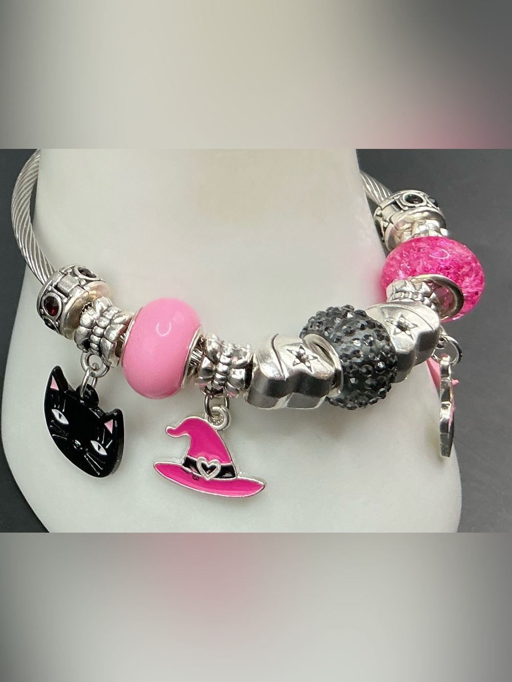 PINK AND BLACK WITCHY HALLOWEEN HANDMADE BEAD AND CHARM BANGLE BRACELET